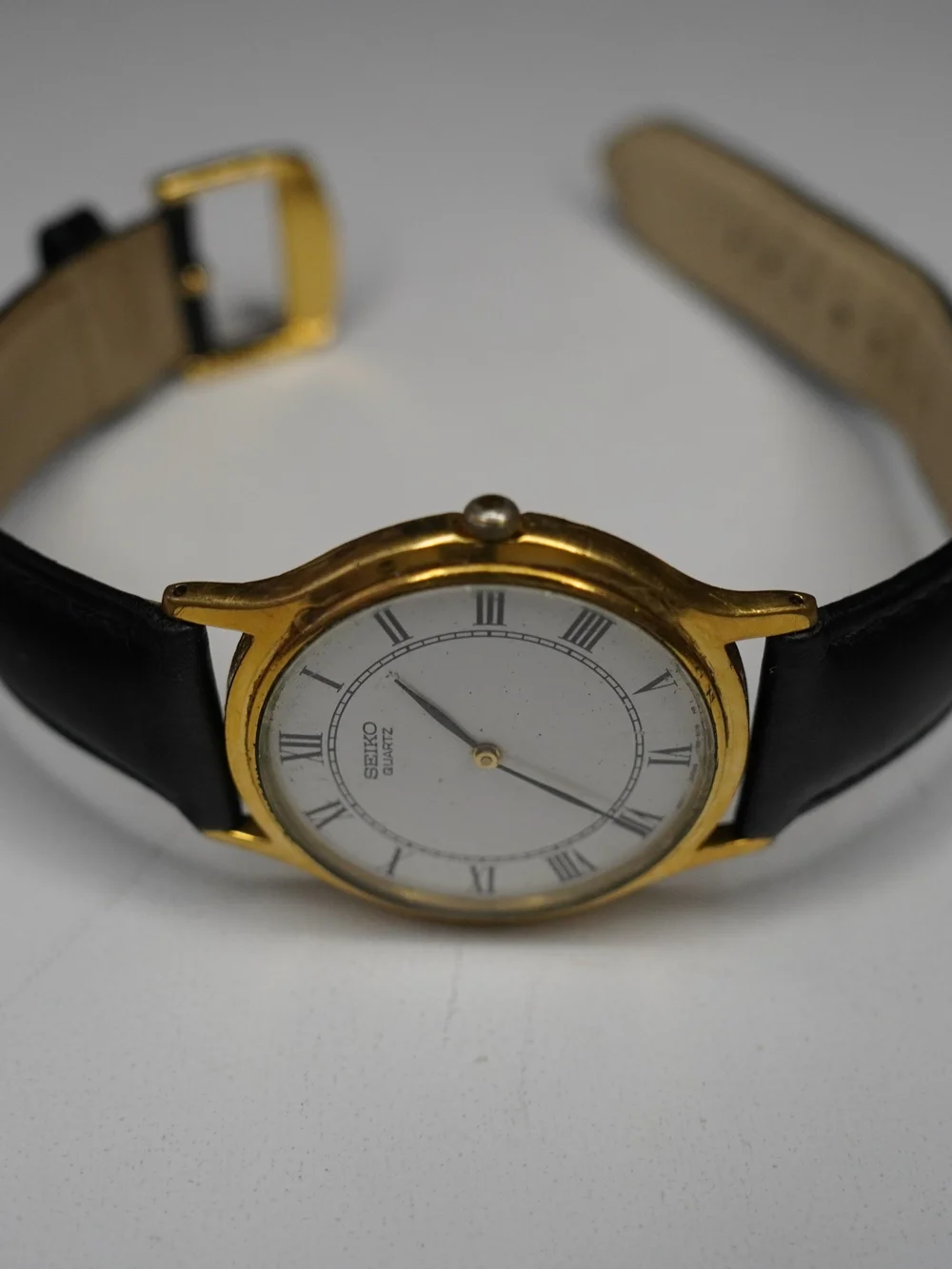 Vintage Seiko 1990s V700-8A10 Quartz Gold-Tone White Dial Roman Numerals Watch